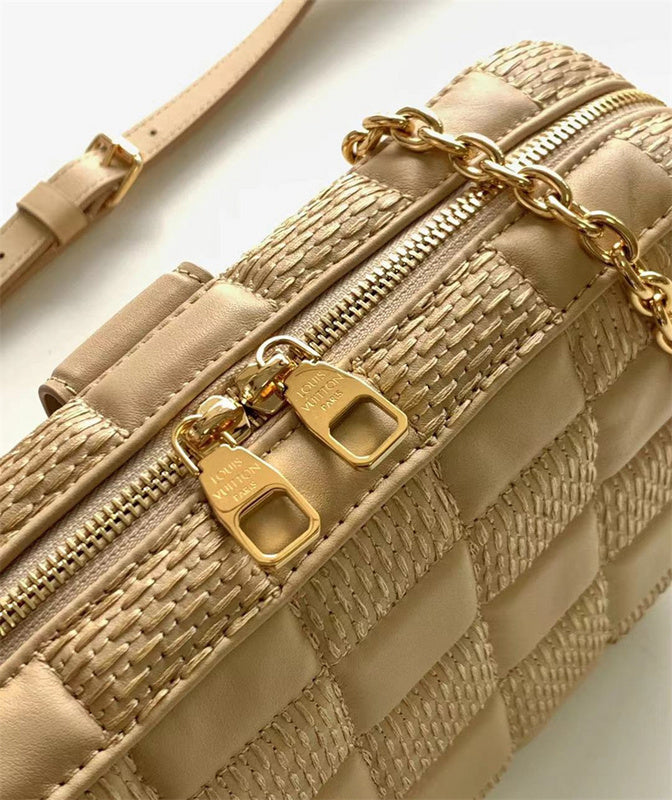  Refined everyday bag carried on shoulder 34