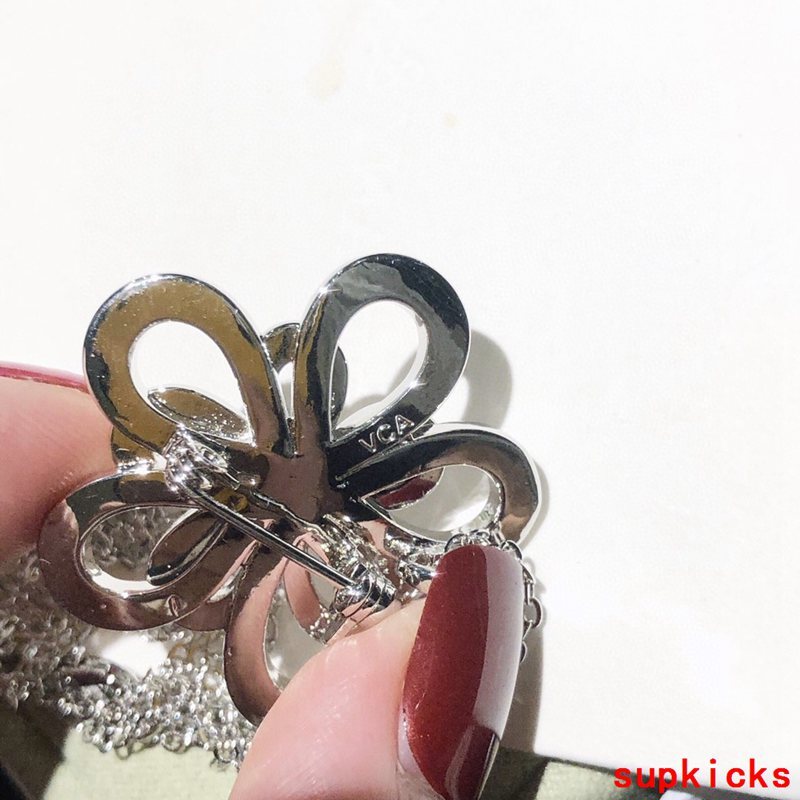 Close-up detail view of Van Cleef & Arpels unisex jewelry piece