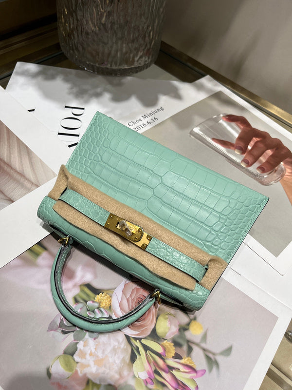  refined everyday bag styled with outfit