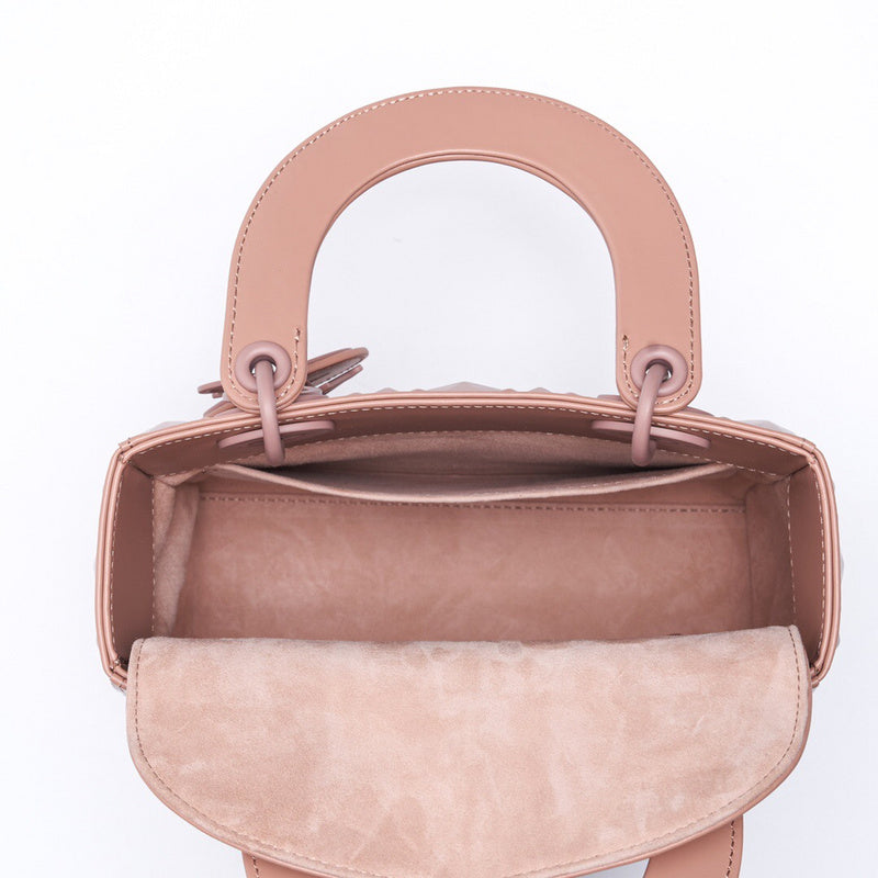 Side profile of classic everyday-luxe women's handbag – women's premium purse