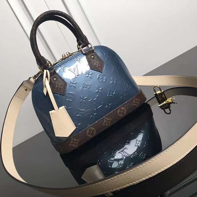 Front view of everyday-luxe premium women's handbag – women's luxury handbag
