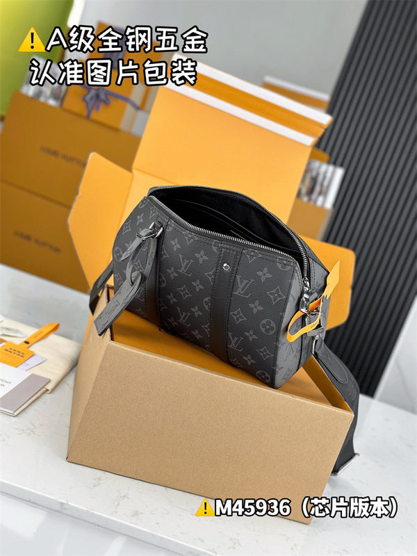  shoulder bag interior and compartment view 9
