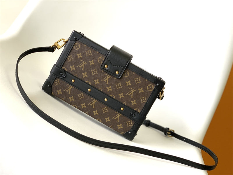  Minimalist everyday bag front view 19