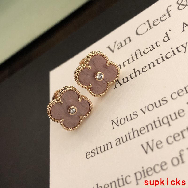 Front view of Van Cleef & Arpels unisex jewelry piece