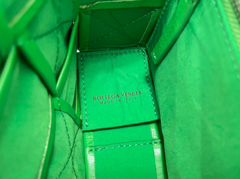 Refined Vegan Leather Handbag - Versatile Everyday Design | Women's Statement Accessory #1640 - close-up detail shot (image 3) of designer-inspired handbag