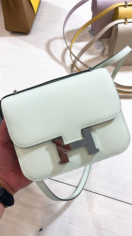  Graceful shoulder bag carried on shoulder