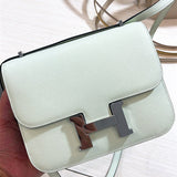  Graceful shoulder bag carried on shoulder