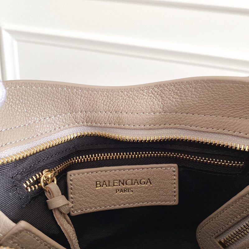 Zivas Charm Refined Everyday Style Statement Handbag (Signature Shape & Finish) – Detail View