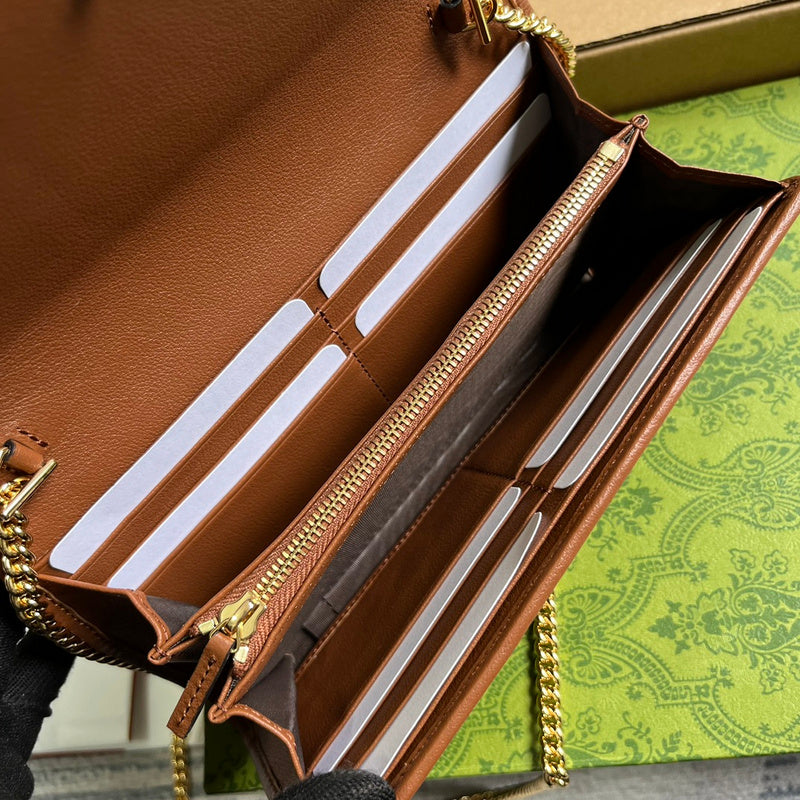 Side profile of modern sleek women's handbag – women's designer-style accessory