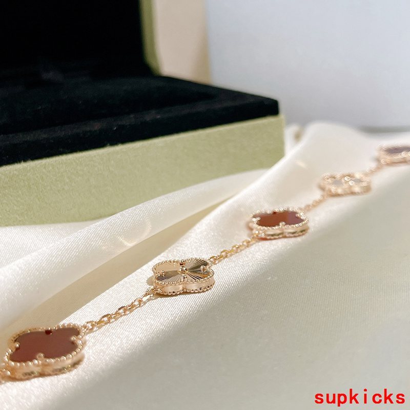 Side view of Van Cleef & Arpels unisex jewelry piece