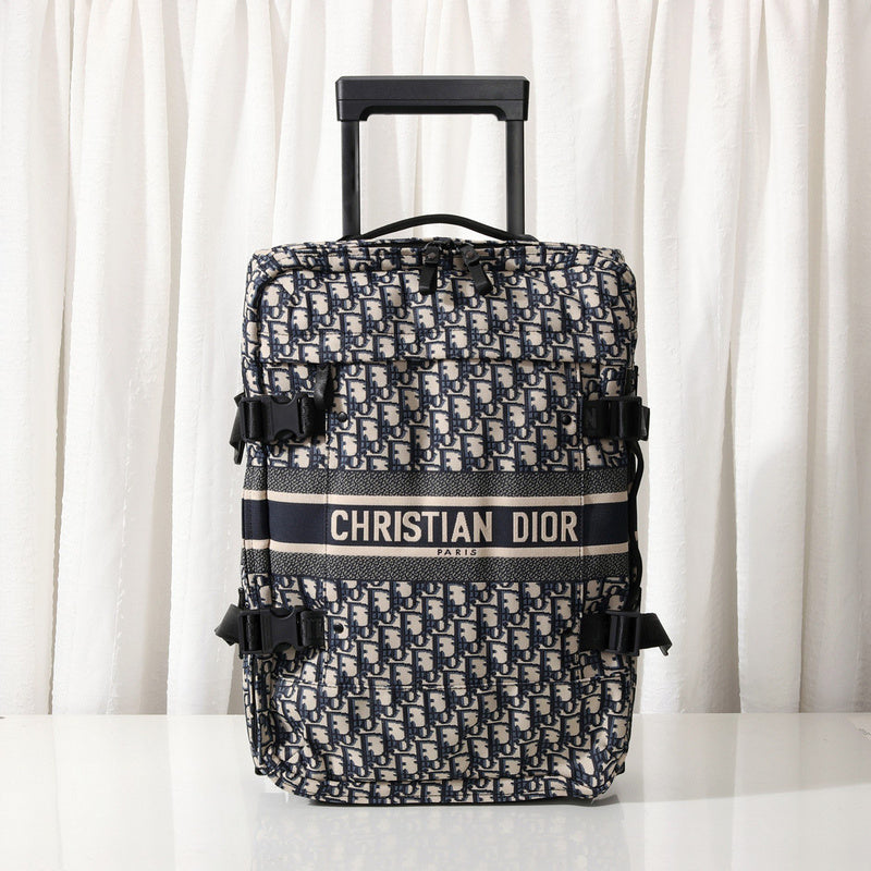 Front view of everyday-luxe premium women's handbag – women's luxury accessory