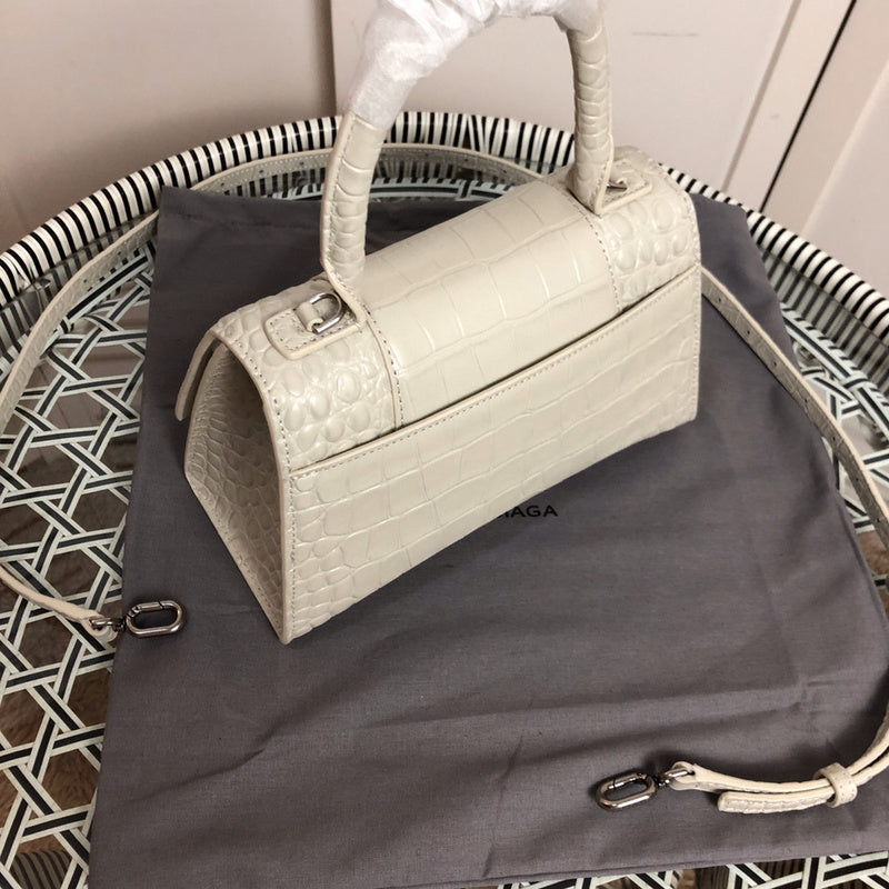 Handle and strap detail of modern polished women's handbag – women's designer-style accessory