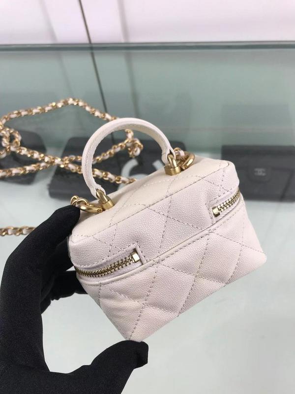 Zivas Charm Polished Finish Fashion Handbag (Effortless Style Upgrade) – Detail View