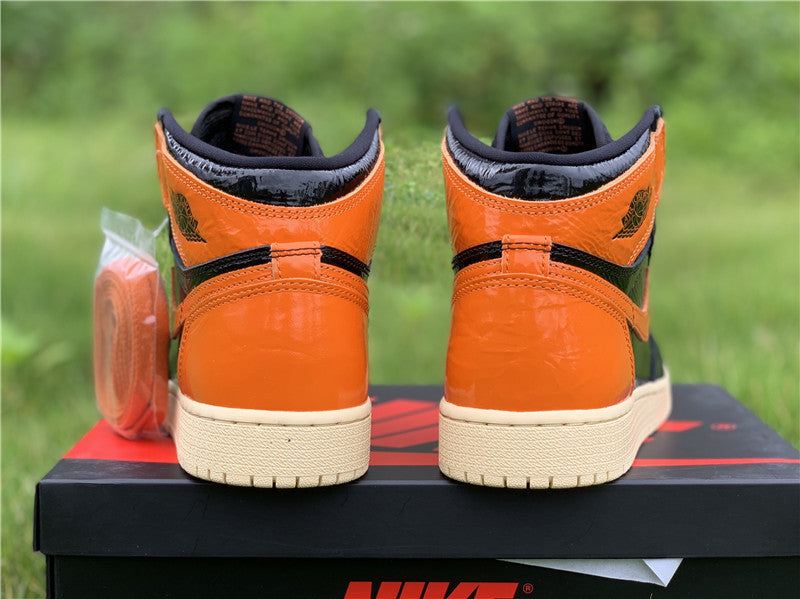 Nike Men's & Women's Luxury Low-Top Trainers — Style 129 interior view