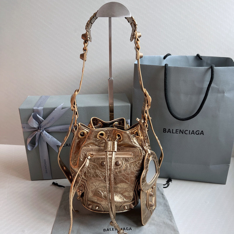 Zivas Charm Contemporary Flair Statement Handbag (Timeless Wardrobe Addition) – Front View