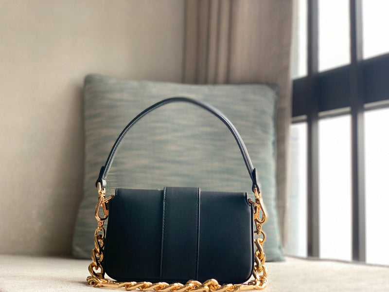 Ziva's Charm handbag – close-up view (20cm*13cm*5cm)