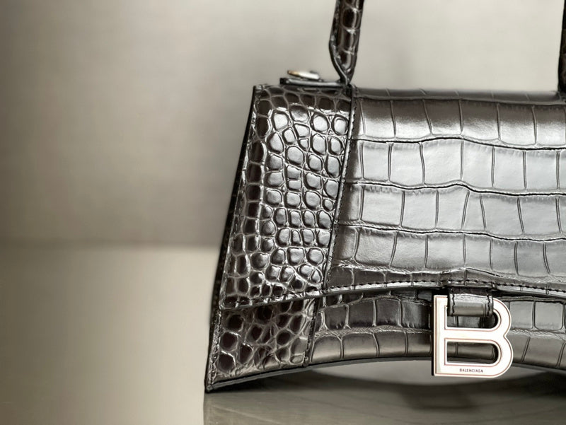 Zivas Charm Classic Sensibility Statement Handbag (Refined Practical Design) – Interior View