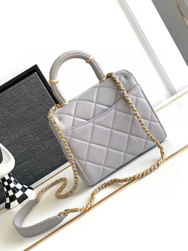 Ziva's Charm handbag – close-up view (one versatile size)