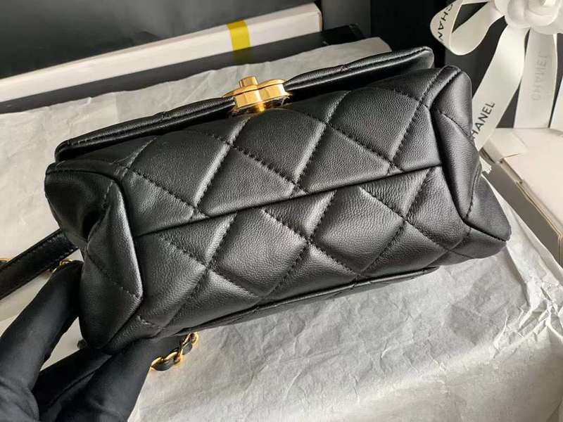 Zivas Charm Refined Everyday Style Everyday Handbag (Considered Detail & Form) – Close-Up Detail