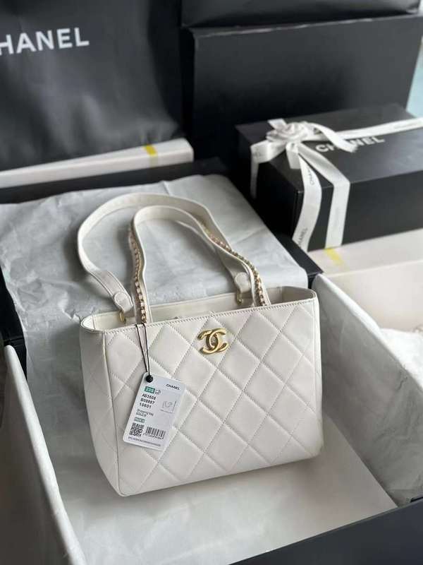 Zivas Charm Versatile Design Everyday Handbag (Elevated Daily Companion) – Detail View