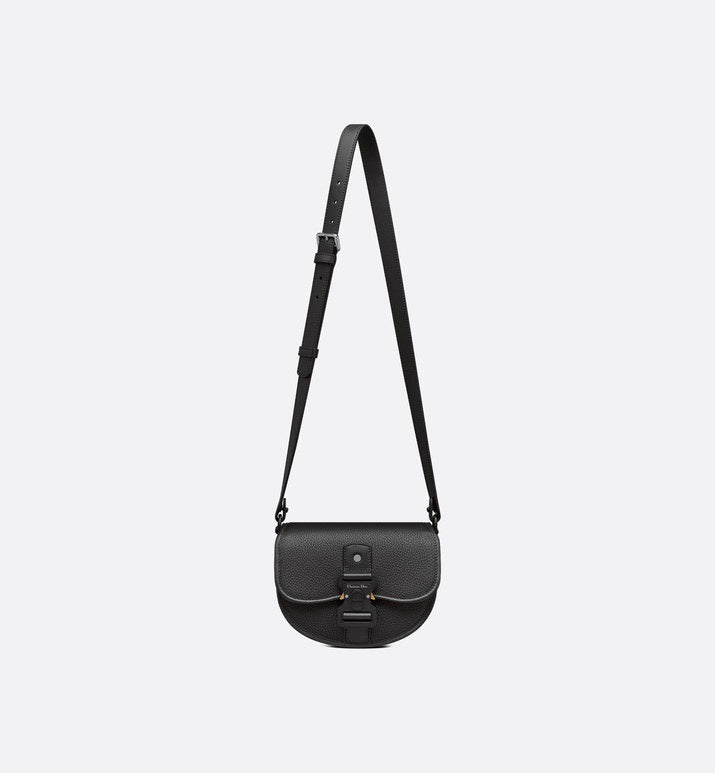Handle and strap detail of elevated premium women's handbag – women's statement bag