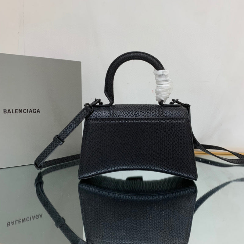 Zivas Charm Sleek Silhouette Statement Handbag (Contemporary Shape Language) – Detail View