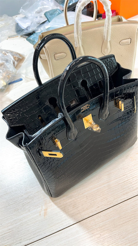  Graceful everyday bag carried on shoulder