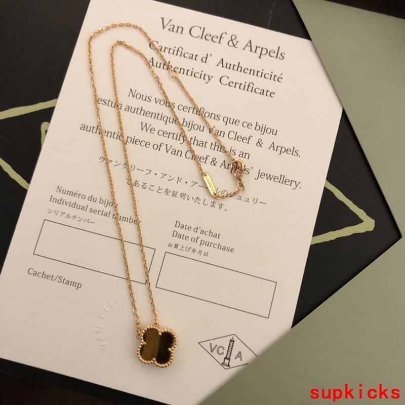 Side view of Van Cleef & Arpels unisex jewelry piece