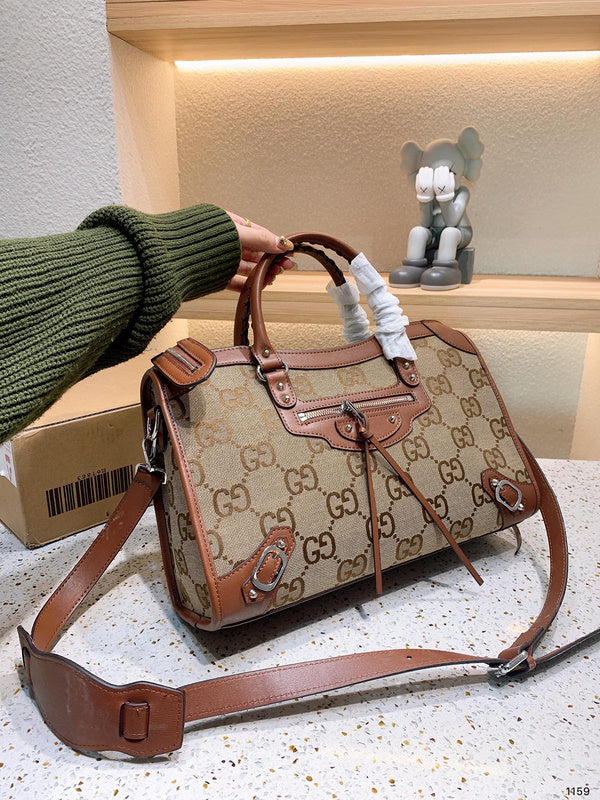 Ziva's Charm handbag – close-up view (one versatile size)