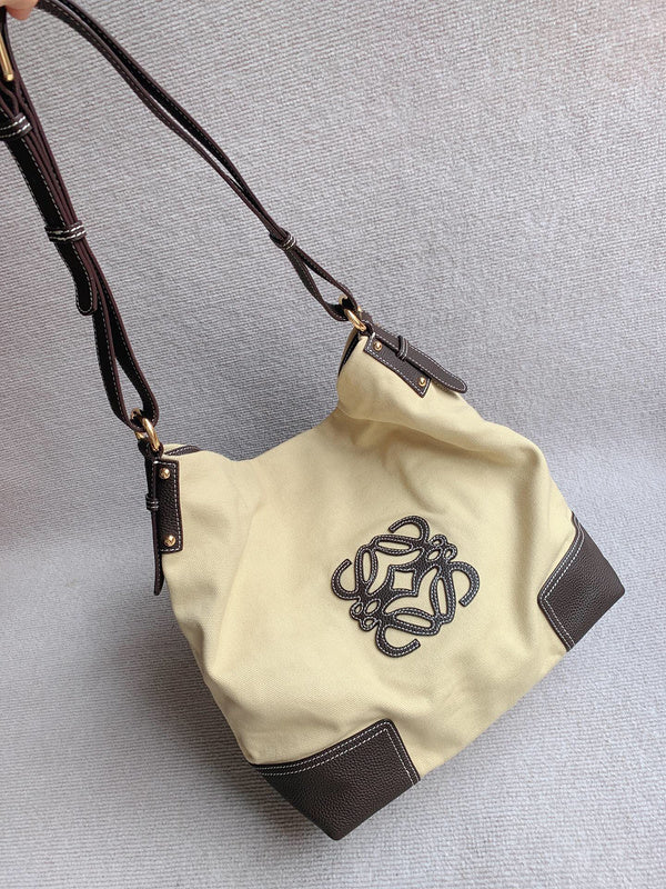 Ziva's Charm handbag – close-up view (33cm*33cm*16cm)