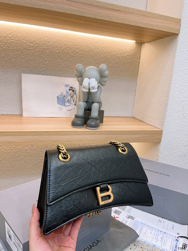 Ziva's Charm handbag – close-up view (one versatile size)