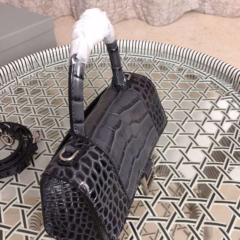 Handle and strap detail of everyday-luxe modern women's handbag – women's luxury handbag