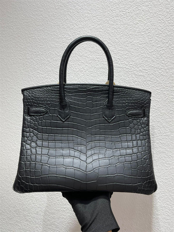  Versatile everyday bag carried on shoulder 10