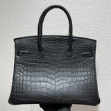  Versatile everyday bag carried on shoulder 10