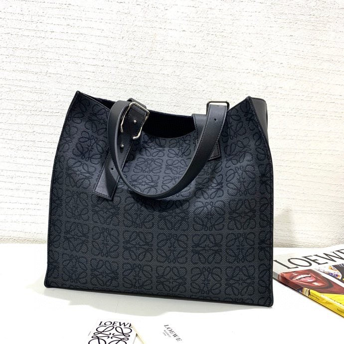 Ziva's Charm handbag – close-up view (36.5cm*34cm*13cm)