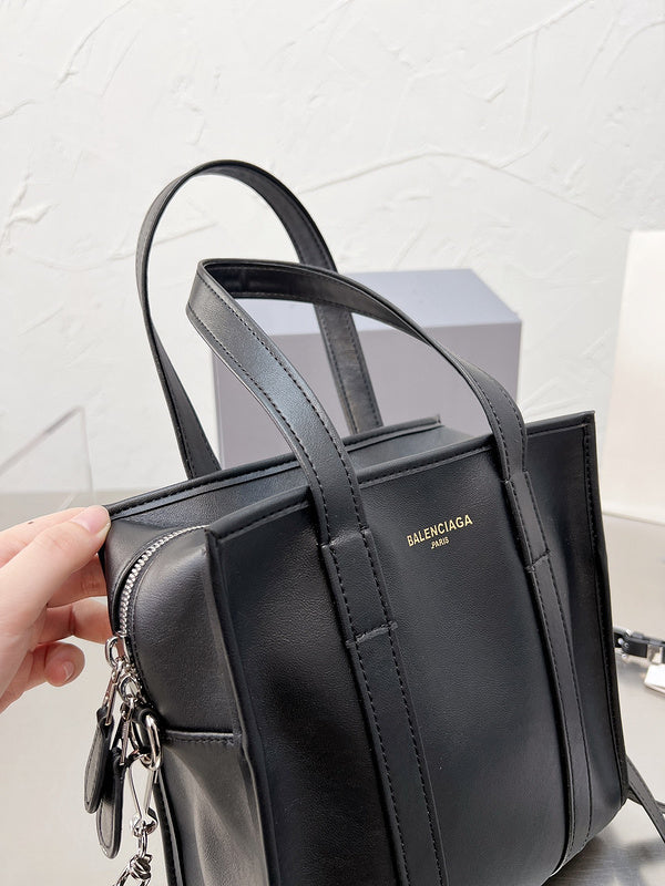 Ziva's Charm handbag – product shot (one versatile size)