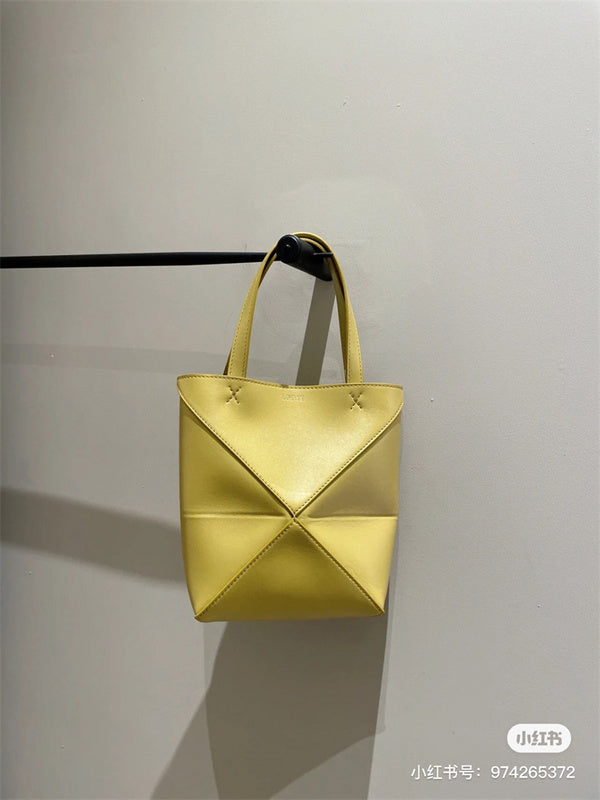 Ziva's Charm handbag – product shot (16.5cm*9.5cm*20cm)