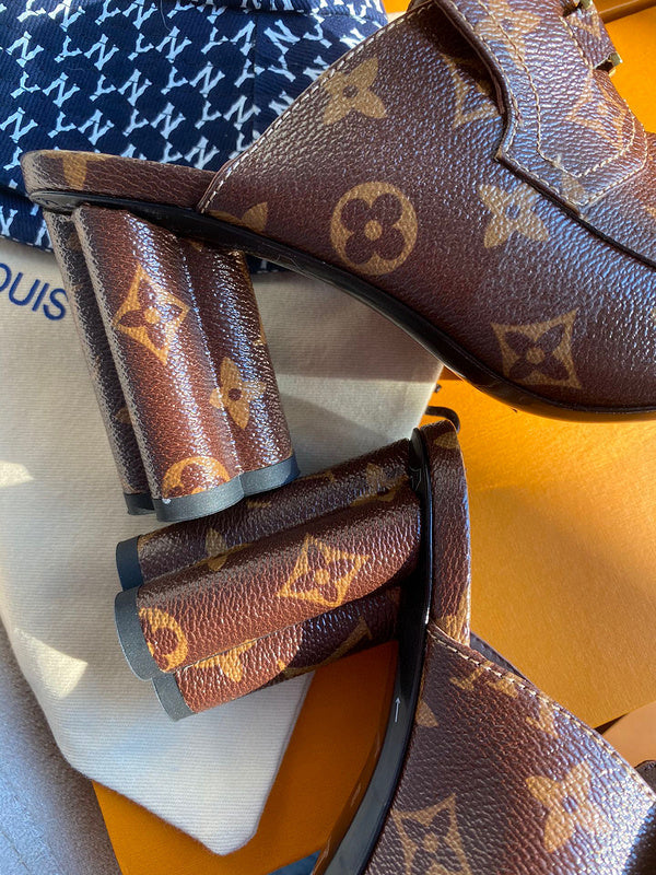 Texture and finish detail of Louis Vuitton luxury piece style No.010