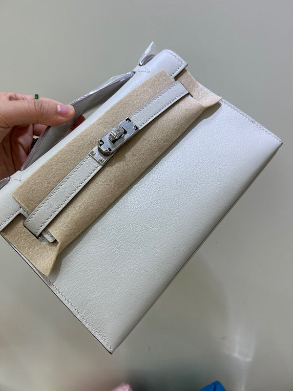 Streamlined bag women's premium everyday handbag
