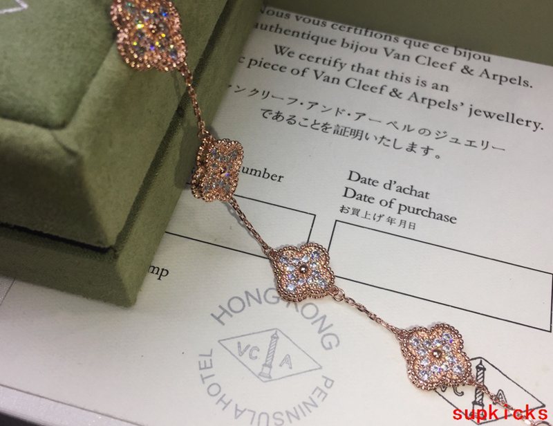 Side view of Van Cleef & Arpels unisex jewelry piece