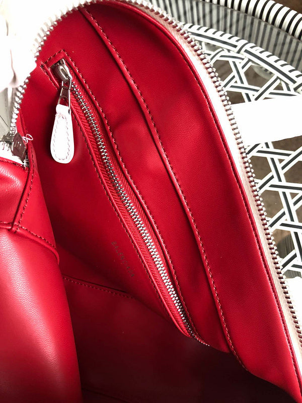 Side profile of chic polished women's handbag – women's designer-style accessory