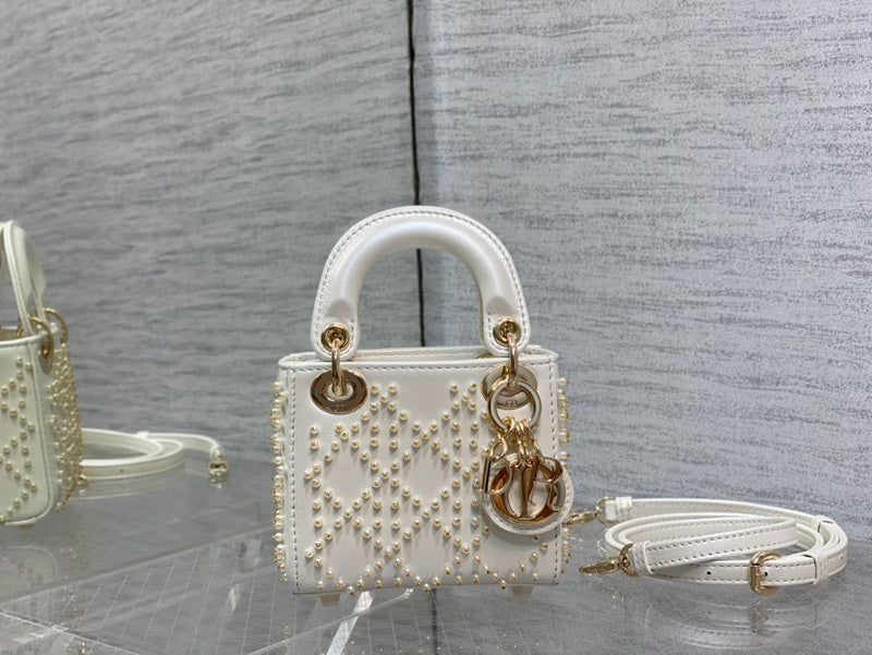 Handle and strap detail of statement everyday-luxe women's handbag – women's everyday handbag