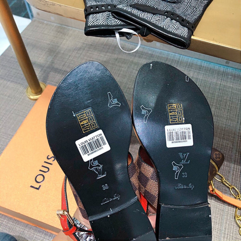 Texture and finish detail of Louis Vuitton luxury piece style No.062