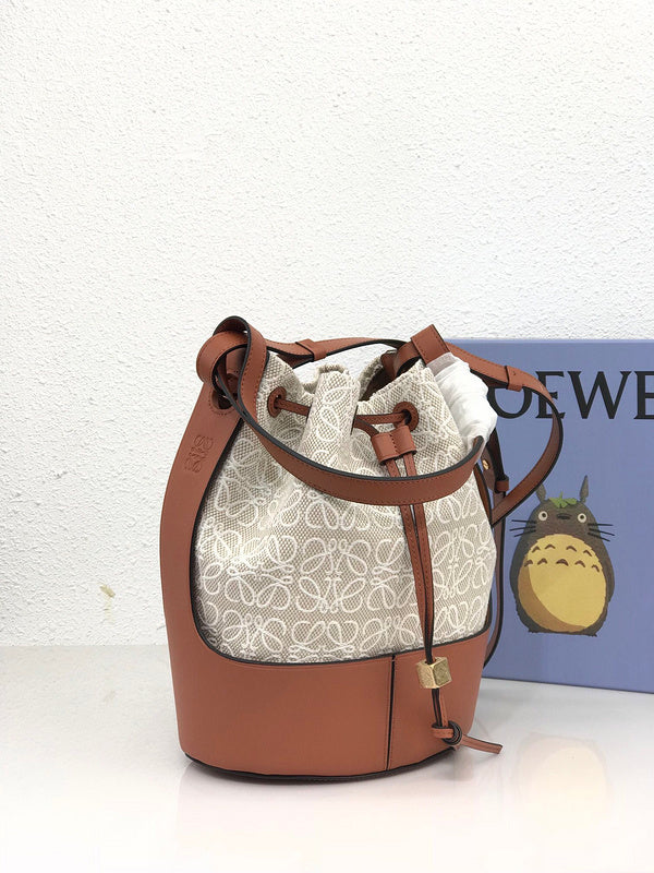 Ziva's Charm handbag – close-up view (21.5cm*31cm*16cm)
