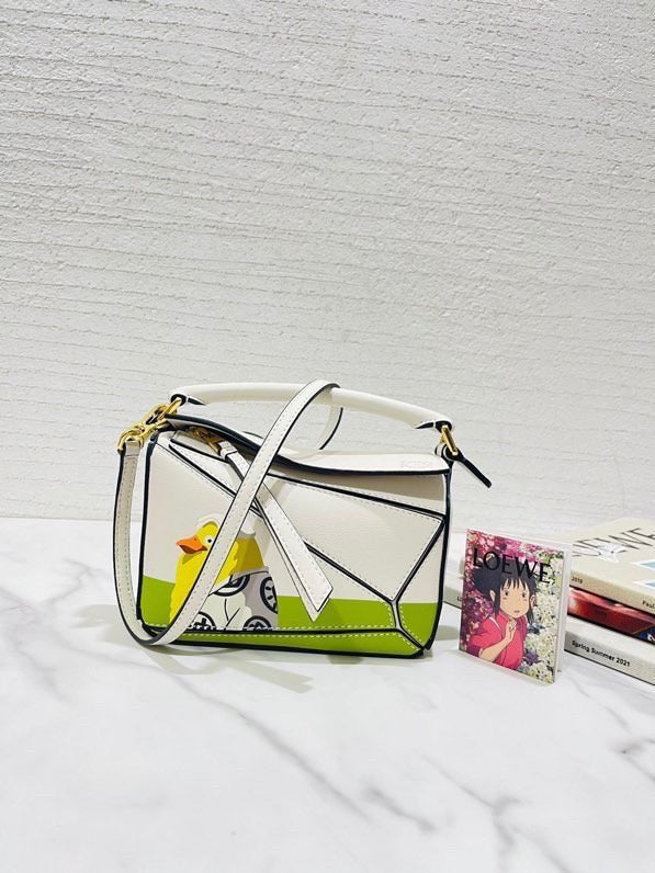 Ziva's Charm handbag – detail view (18cm*11cm*7.5cm)