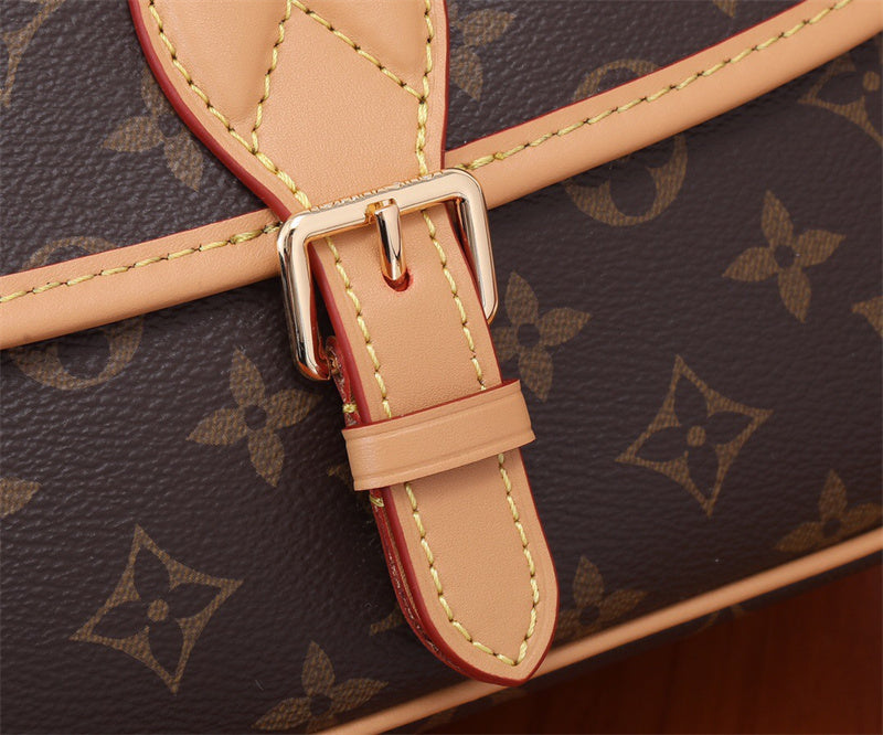  shoulder bag interior and compartment view
