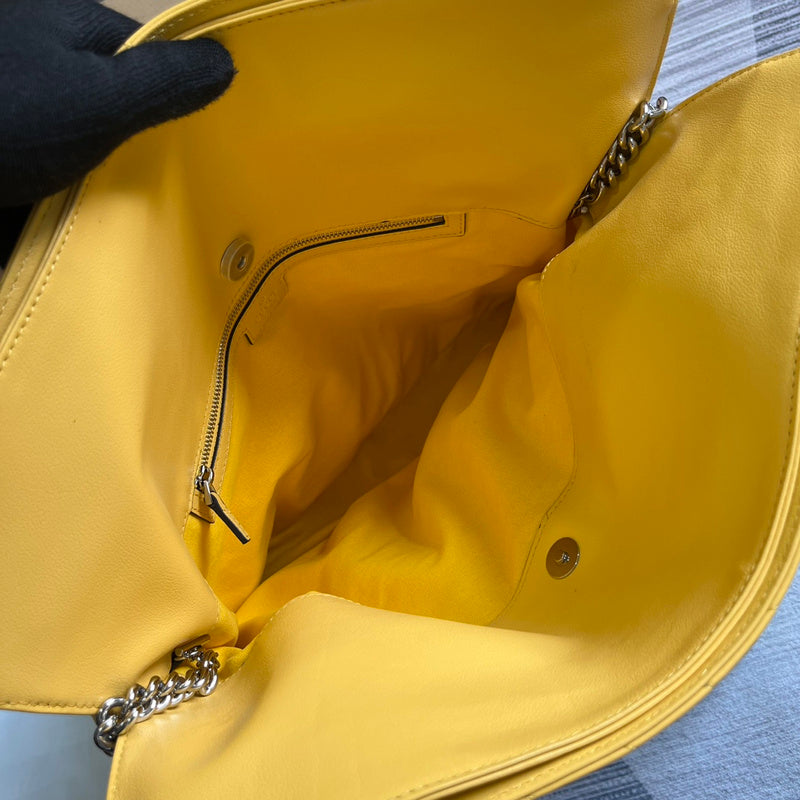 Close-up detail of classic chic women's handbag – women's luxury handbag
