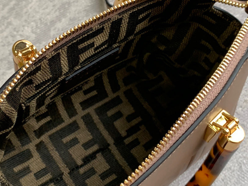 Ziva's Charm handbag – product shot (17cm*18cm*8cm)