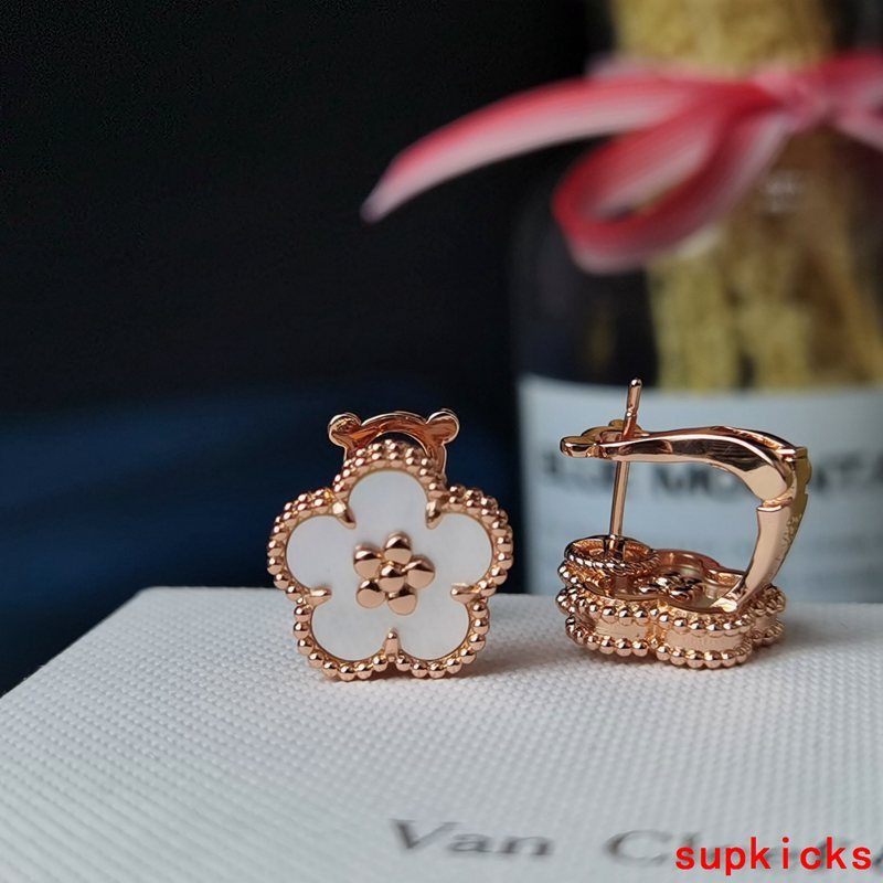 Close-up detail view of Van Cleef & Arpels unisex jewelry piece