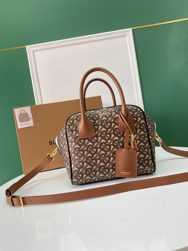 Ziva's Charm handbag – front view (one versatile size)